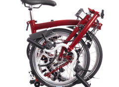 Brompton: M3L House Red 3 vel. Wide Saddle (2021) – Bicicleta Plegable
