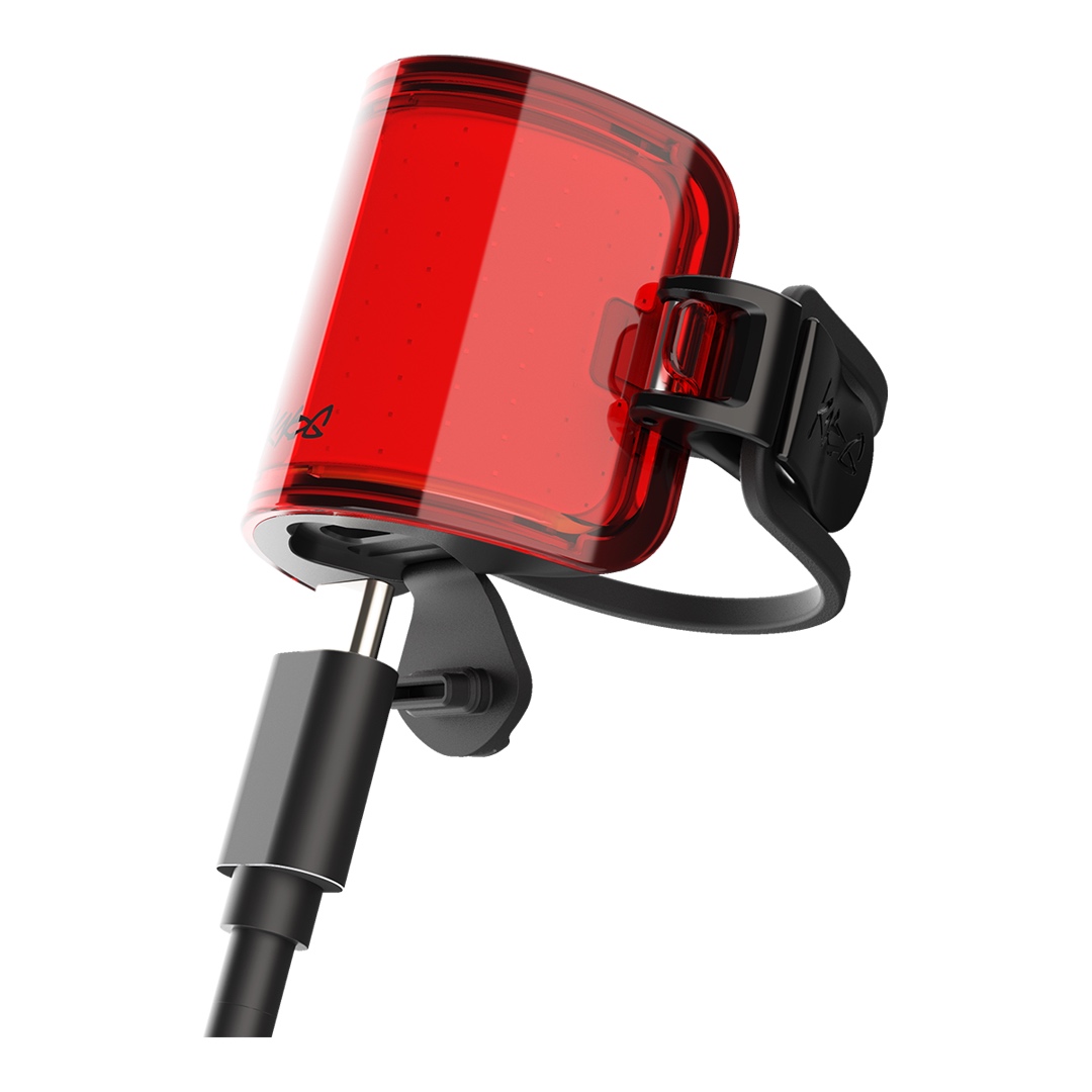 RECARGABLE POR USB-C.
La Cobber Mini se recarga mediante USB-C (cable no incluido) para una carga rápida y cómoda. Con la luz apagada, una pulsación rápida muestra el nivel de carga: verde indica del 100% al 50%, amarillo del 50% al 25% y rojo por debajo del 25%. Durante la carga, el LED parpadea en amarillo y se ilumina en verde fijo cuando está completamente cargada.